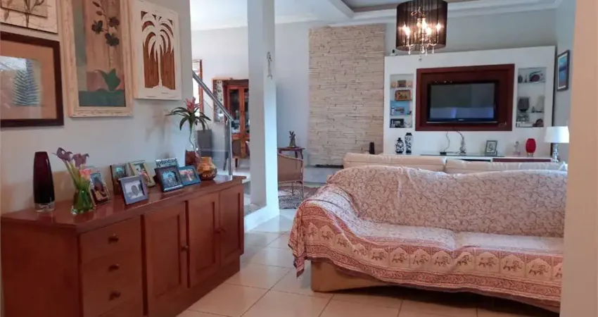 Casa à venda com 4 quartos, sendo 2 suítes, no condomínio fazendinha chácara vale do rio cotia, carapicuíba - sp