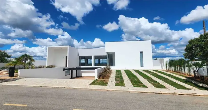 Casa à venda com 4 quartos, sendo 4 suítes, no condomínio residencial delle stelle, louveira - sp