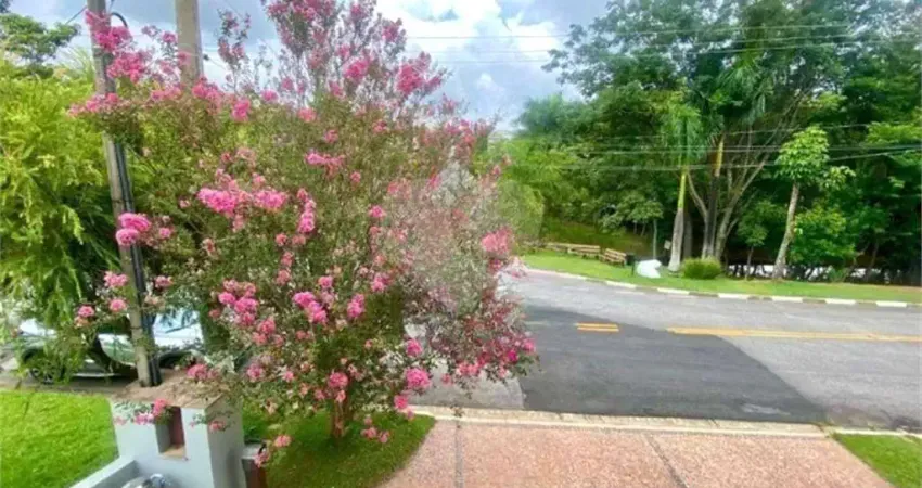 Casa à venda com 3 quartos, sendo 1 suíte, no condomínio Recanto Dos Paturis, Vinhedo - SP