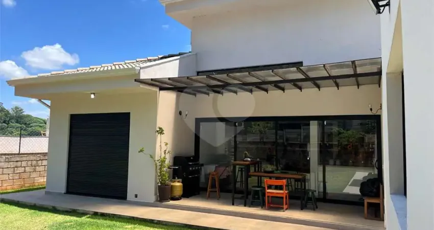 Casa à venda com 3 quartos, sendo 3 suítes, no condomínio Vila Hípica Ii, Vinhedo - SP