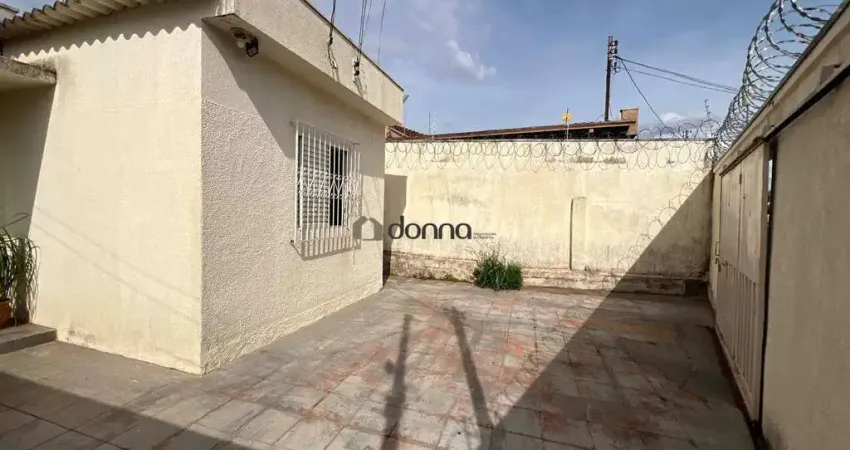 Casa à venda no Bairro Nossa Senhora Abadia. São dois barracões.