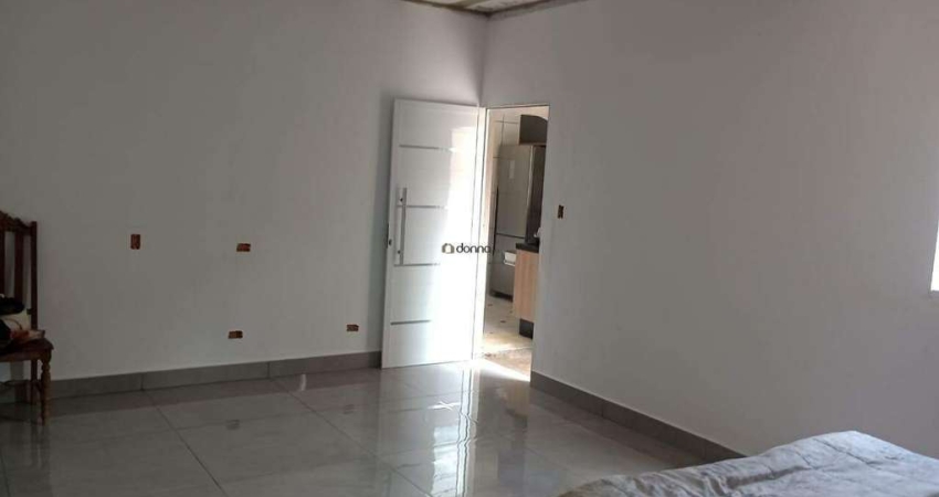 Casa com três quartos. sendo uma suítes.