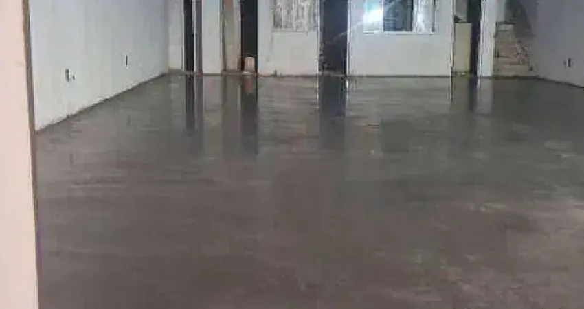 galpão com 350m², com mezanino, escritório, 02 banheiros, copa.