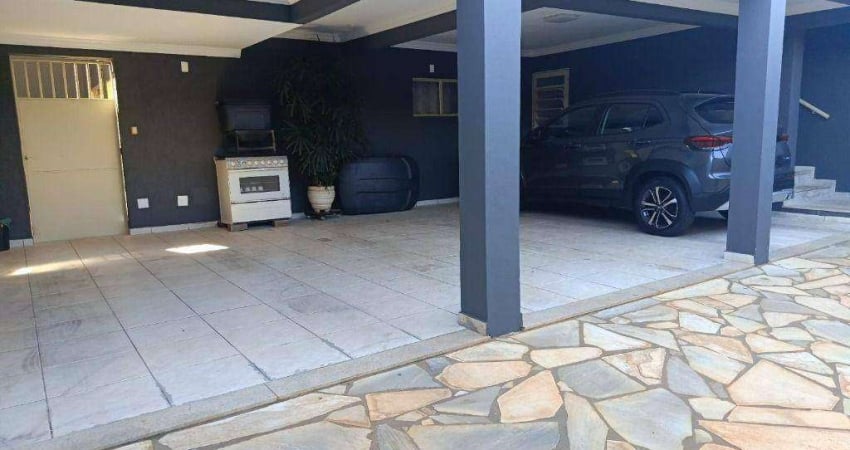 Casa com 5 dormitórios, 244 m² - venda por R$ 800.000,00 ou aluguel por R$ 2.935,11/mês - Vila Olímpica - Uberaba/MG