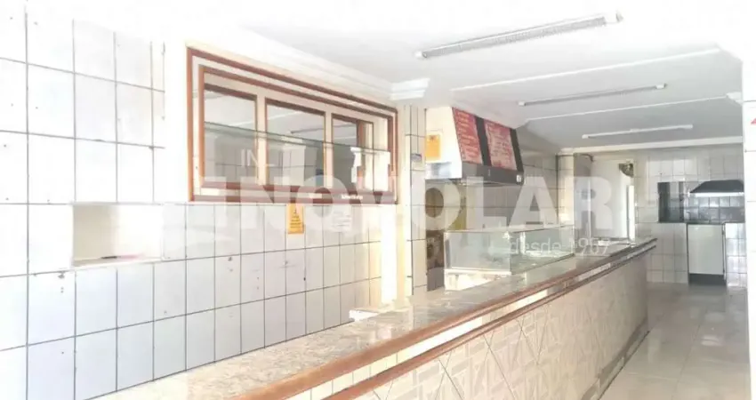 Loja na Vila Maria com 111 metros quadrados de área construída, cozinha e três banheiros.