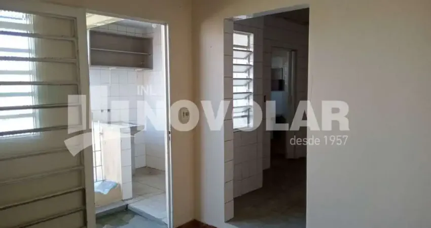 Casa Assobradada para Alugar no Jardim Brasil ? 1 Dormitório e Quintal