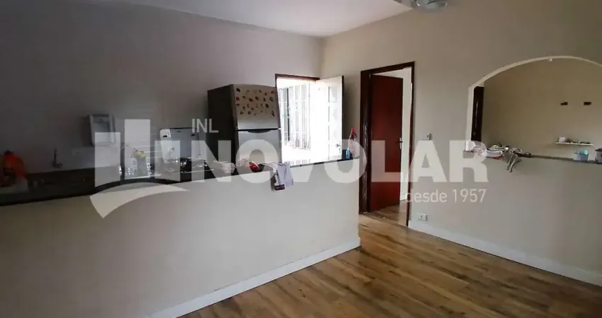 Casa Assobradada no Parque Novo Mundo. Com 2 dormitórios sendo 1 suíte, 1 vaga de garagem descoberta