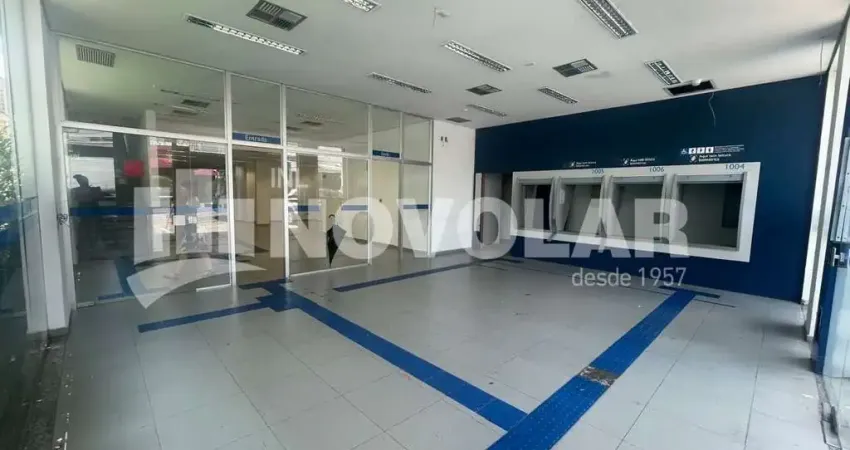 Loja comercial com elevador e acessibilidade em avenida movimentada