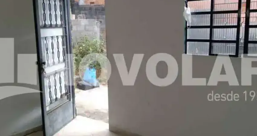 Terreno 250 m² com estruturas construídas e espaço para ampliação