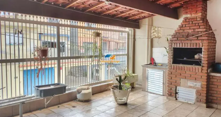 Sobrado com 232m², 4 dormitórios, garagem fechada e sacada com churrasqueira no bairro taboão em são bernardo do campo.