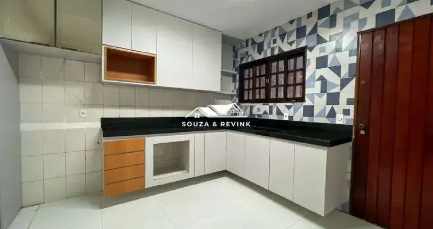 Sobrado à Venda em Taboão da Serra com 2 quartos, 1 suíte e 2 vagas de garagem