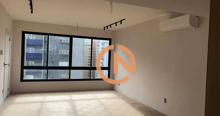 Apartamento reformado na Vila Nova Conceição com três quartos, duas suítes, quatro banheiros