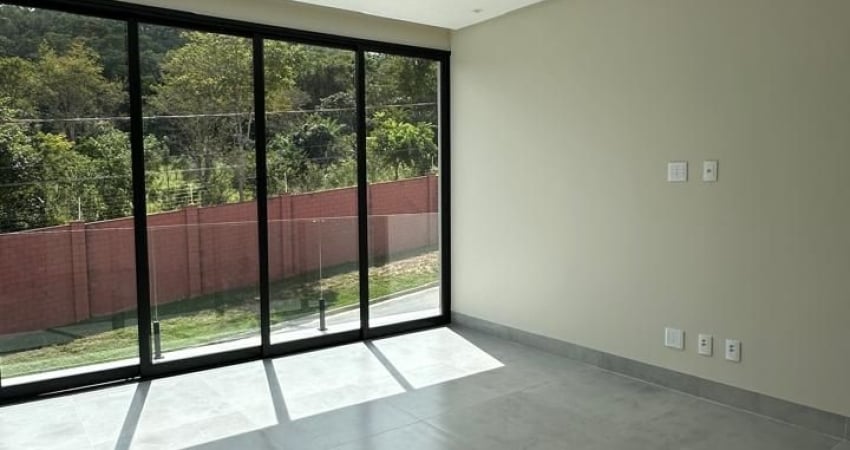 Sobrado novo alto padrao para locaçao , proximo a area de lazer e mata.