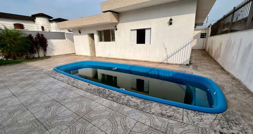 Casa à venda em Praia Grande-SP, bairro Flórida: 3 quartos, 3 suítes, sala, 5 banheiros, 4 vagas, 135m². Venha conferir!