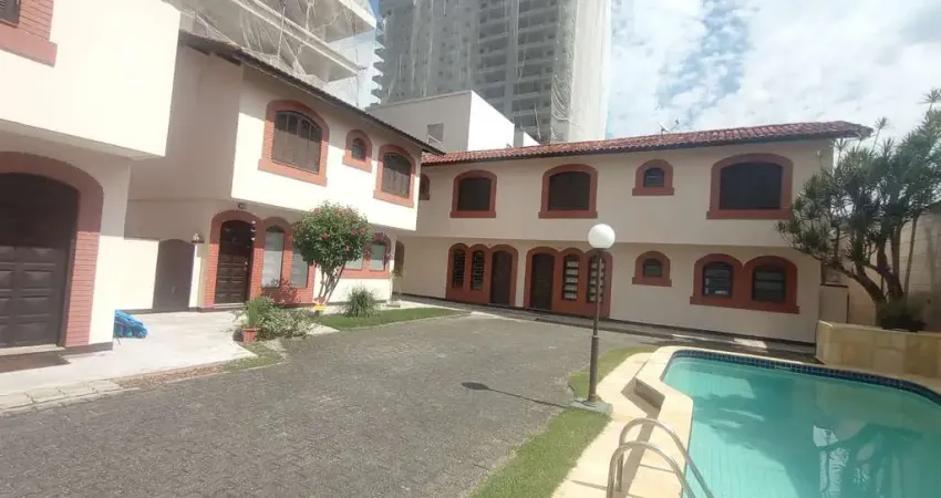 Lindo sobrado de condomínio com piscina à venda no bairro imperador em praia grande