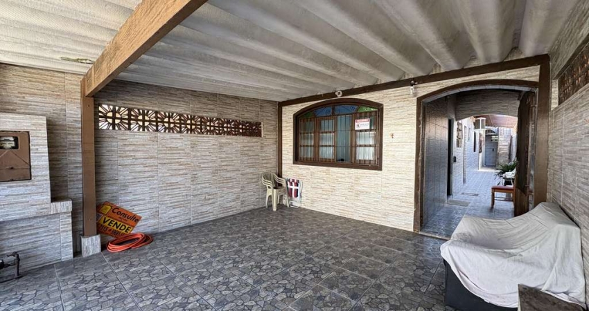 Ampla casa à venda em Praia Grande-SP, no bairro Maracanã, com 3 dormitórios e 2 suítes - 130m²