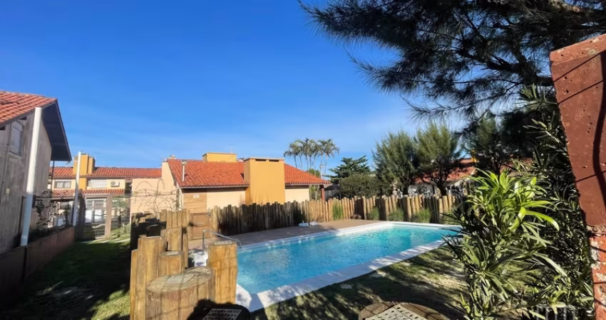 Sobrado 2 dormitórios + mezanino, condomínio com piscina, próximo ao mar
