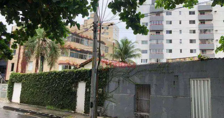 Casa com Três Quartos para Venda na Pituba.