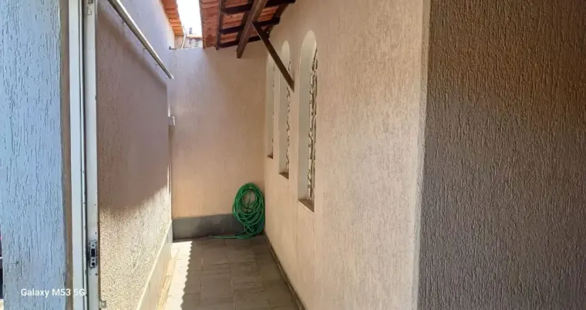 Casa com 3 quartos à venda no Presidente Roosevelt, Uberlândia 