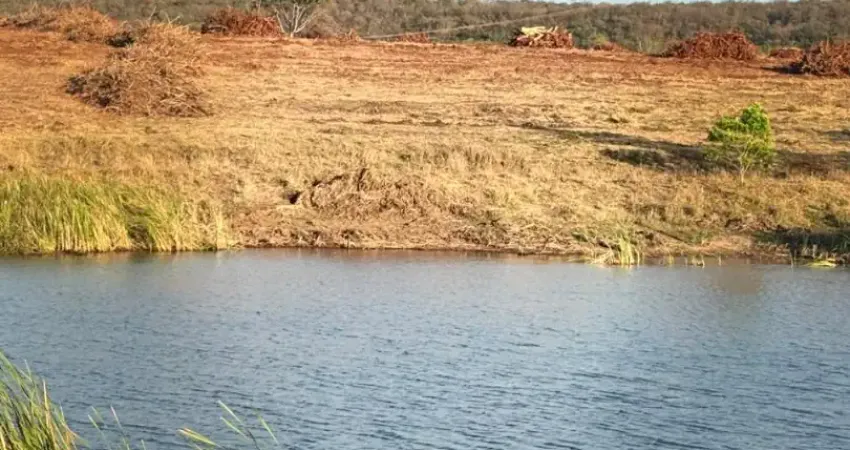 Vende-se fazenda  á 32 km do prata-mg, sendo 15 km de asfalto e 17 km  de terra