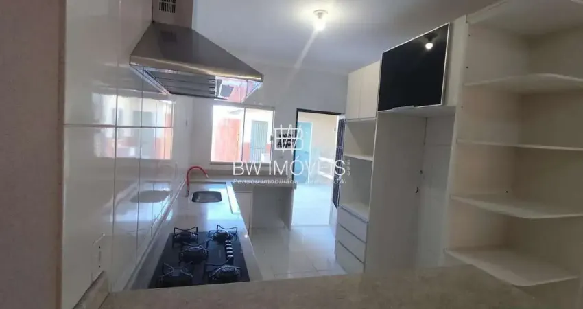 Casa, 3 q com suite, Piscina, Área Gourmet, Despensa