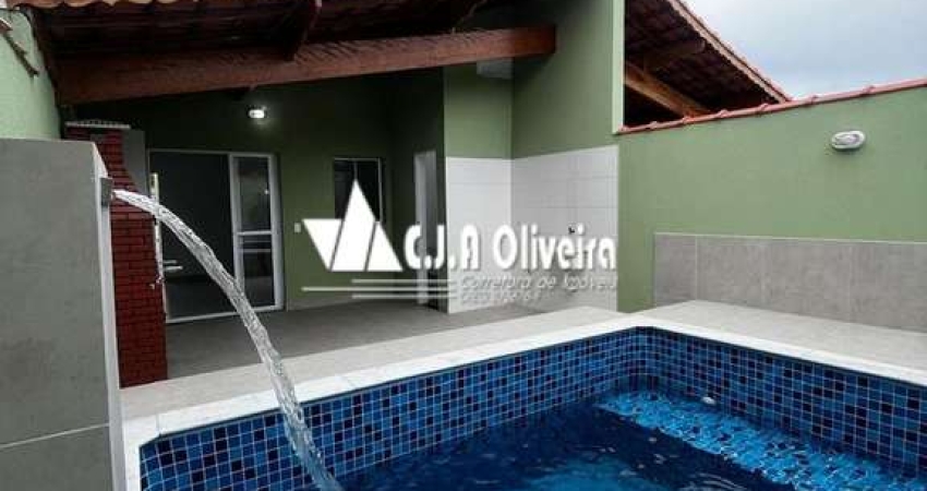 Casa nova com piscina em excelente localização em Mongaguá 