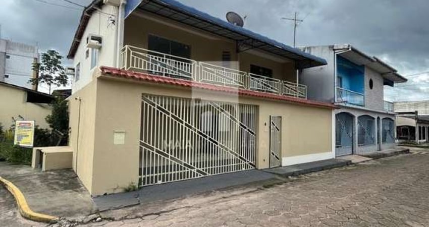 VENDO SOBRADO ESPAÇOSO EM RESIDENCIAL FECHADO – ANANINDEUA
