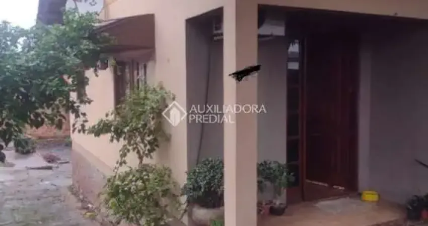 Casa com 2 quartos à venda na Caiapó, 115, Vila Monte Carlo, Cachoeirinha