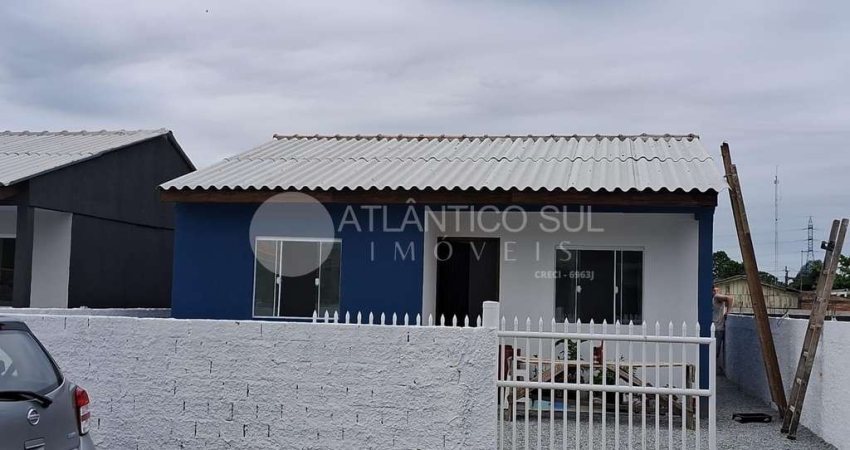 Casa na Praia com 2 Quartos, 1 banheiro, Sala, cozinha, área de serviço