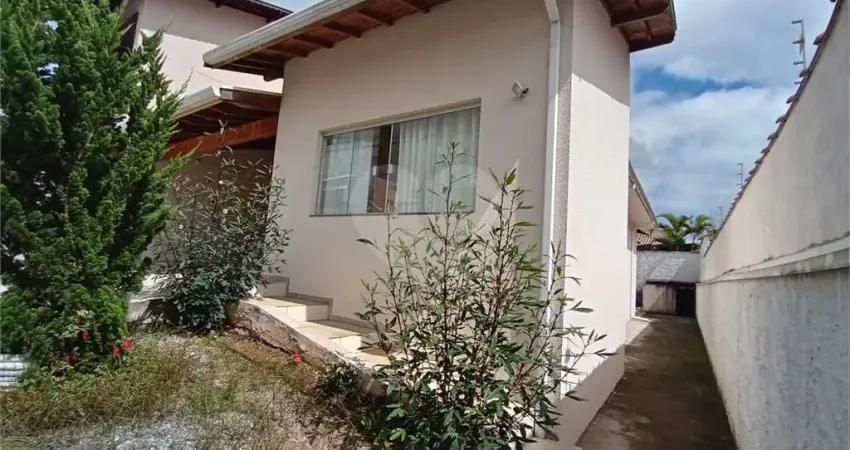 Casa à venda com 3 quartos, sendo 1 suíte,  em village são luiz, poços de caldas - mg