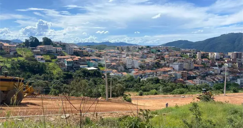 Terreno à venda na Rua Dois, Jardim Bandeirantes, Poços de Caldas