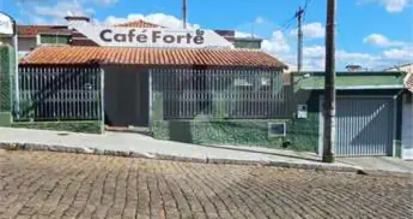 Casa térrea à venda com 5 quartos, sendo 1 suíte, no centro, muzambinho - mg