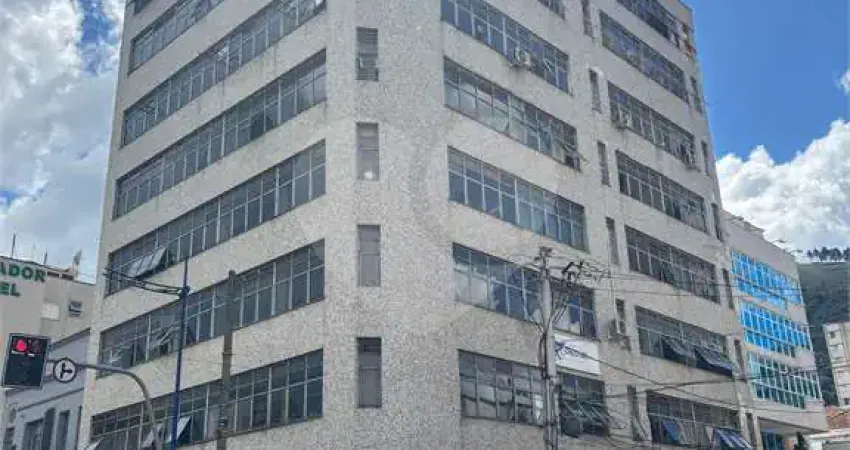 Cobertura à venda com 3 quartos, sendo 1 suíte,  no condomínio edifício fiamenghi, poços de caldas - mg