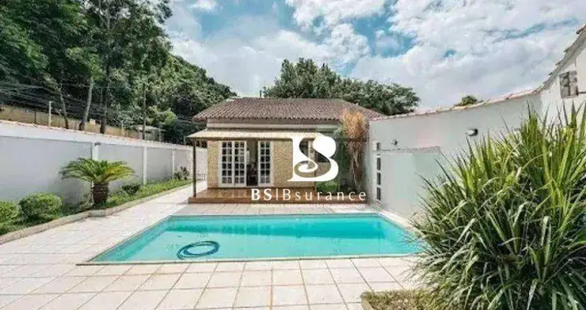 Casa com 3 Quartos e 3 banheiros à Venda, 250 m² por R$ 800.000 - Piratininga