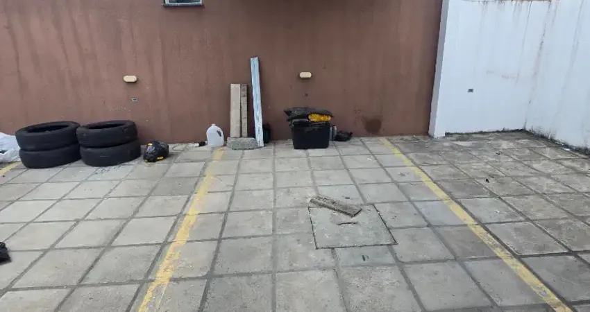 Oportunidade única casa de villa , a casa é a do meio com suíte e um quintal pequeno, na principal do colinas do sul.