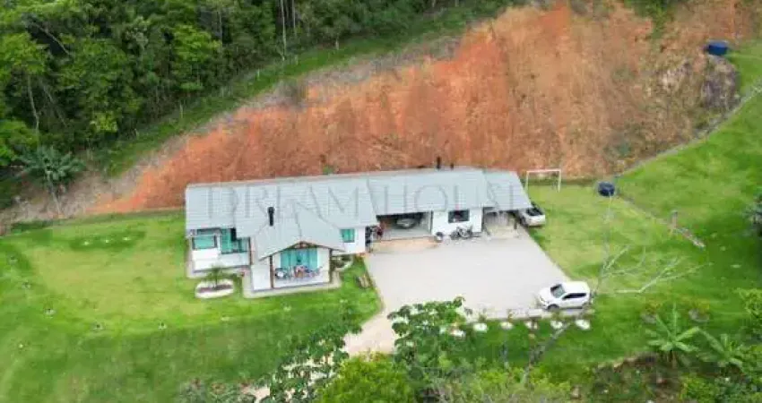 Casa mobiliada em área rural, a apenas 17 minutos do centro de tijucas.
