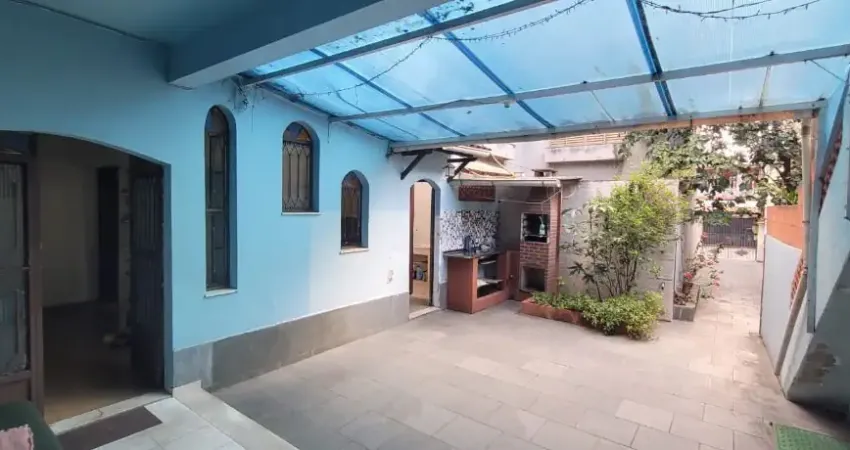 CASA COM 2 QUARTOS, QUINTAL COM CHURRASQUEIRA NO FONSECA