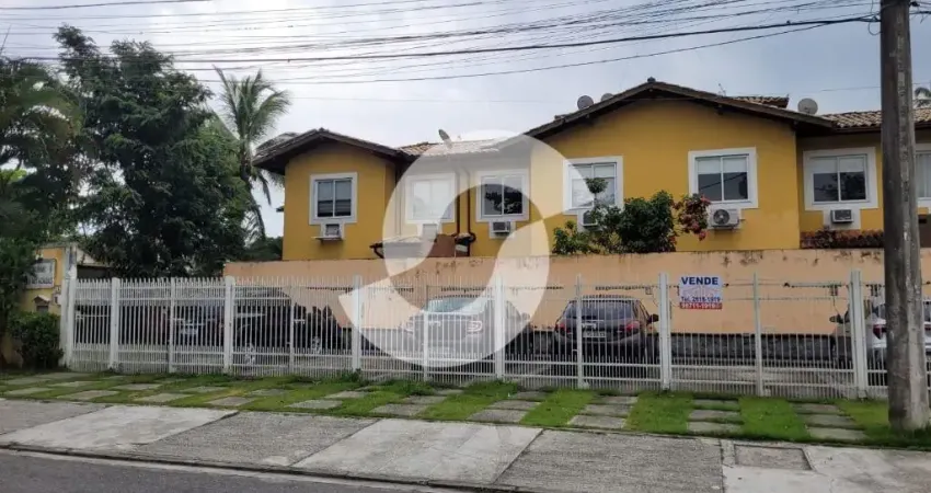 Casa em condominio com 3 quartos sendo 1 suite em frente a uma praça em um bairro muito tranquilo