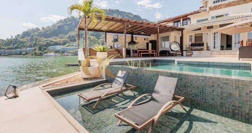 Casa com 7 quartos (sendo 5 suítes) e vista mar em Angra dos Reis - RJ.
