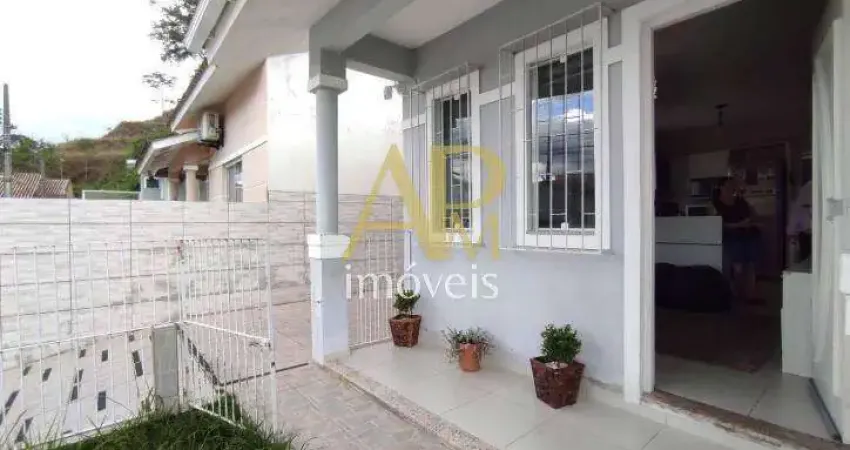 Casa à Venda: 02 dormitórios com piscina em São Sebastião na Palhoça