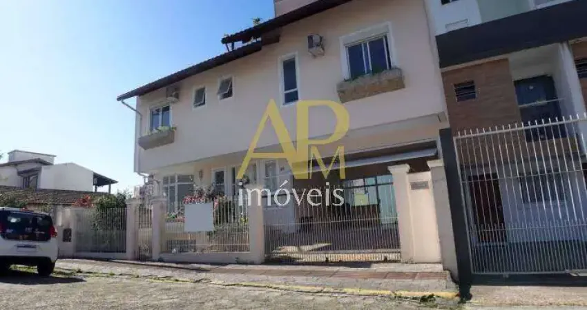 Casa Triplex c/ 04 dorm. e dependência no Bairro Estreito em Florianópolis!