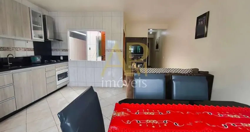 Casa à venda: 2 dorm, semimobiliada, área frente e fundos em Forquilhas.