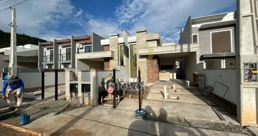 Casa Sobrado à venda com 03 dormitórios, no Sertão do Maruim em São José.