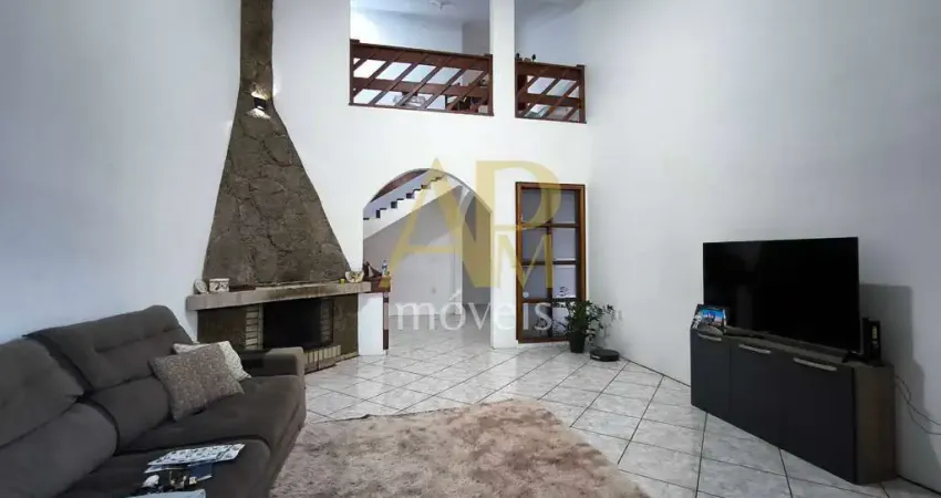 Casa à venda: 3 dormitórios, lareira e piscina na Praia João Rosa, Biguaçu