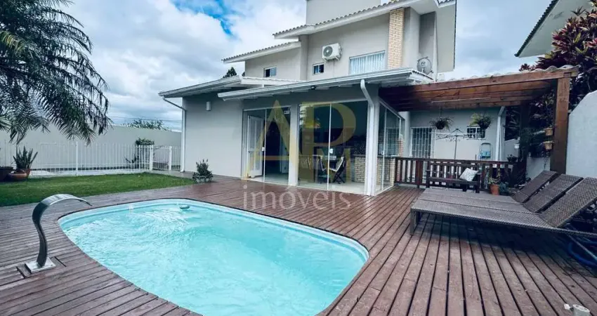 Casa a venda: 3 quartos (1 suíte) , com piscina no centro da palhoça