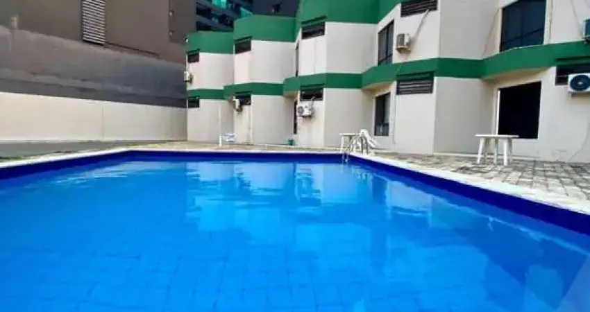 Apartamento com 1 quarto e 1 garagem no térreo com piscina e portaria 24hs em Armação próximo a praia
