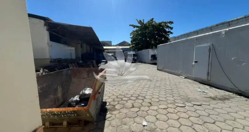 Galpão Terreno de 1.500 m² com Câmara Fria