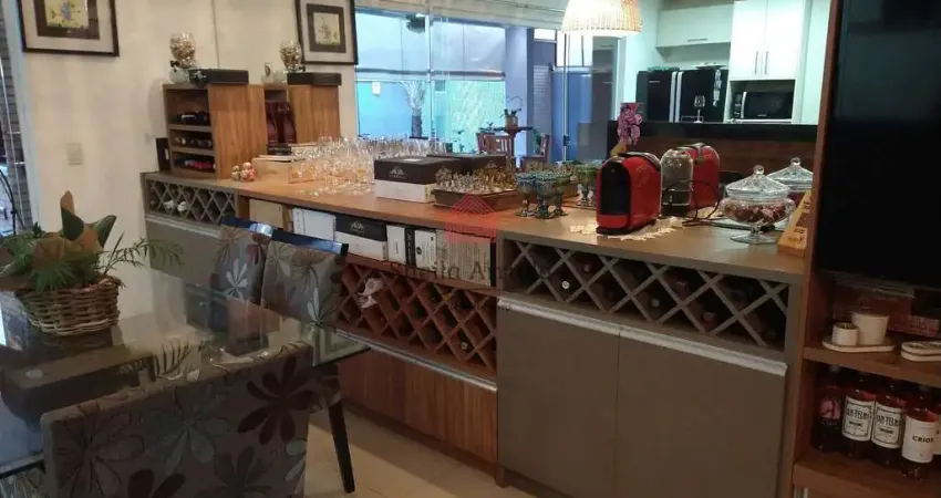 Sobrado à venda em Condomínio Fechado, com área gourmet com churrasqueira e piscina,  em Loteamento