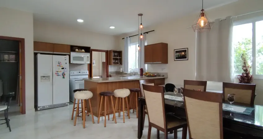 Casa térrea tem terreno de 1138m², para quem deseja espaço, privacidade e contato com a natureza.