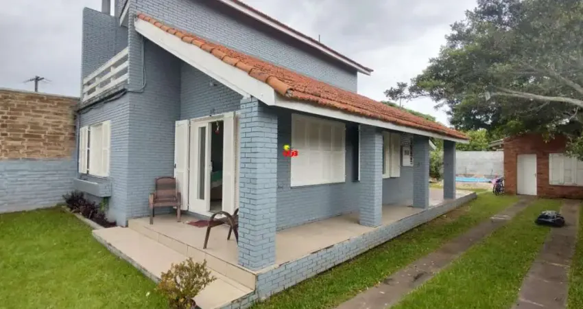 Linda residência em alvenaria, localizada no Centro de Imbé!